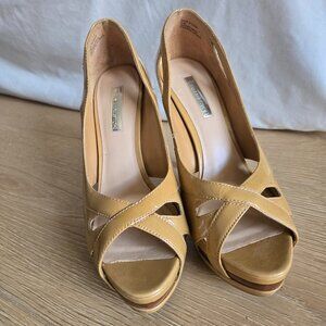 H by Halston Tan Patent Leather Platform Heel Size 8.5